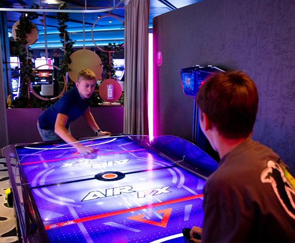 Barn spelar lufthockey på kryssning till Tallinn