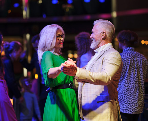 Seniorer dansar på en kryssning