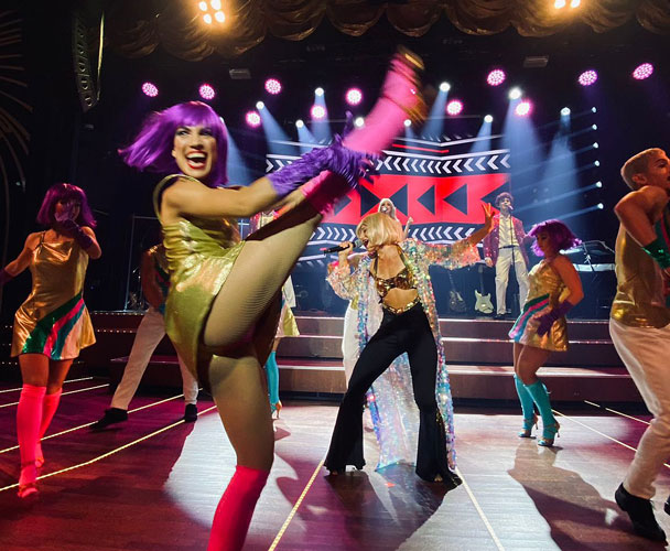 Italiensk showgrupp uppträder på kryssningsfartyget Baltic Queen till Tallinn