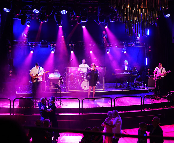 Dans och uppträdande i Starlight på kryssning