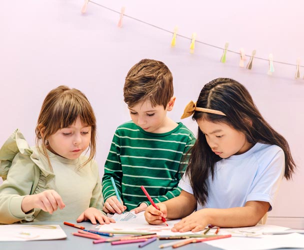 Barn pysslar på kryssning