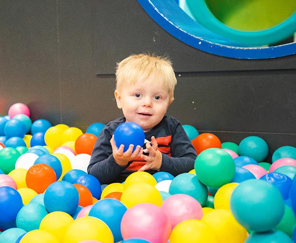 Barn i bollhav på kryssning till Tallinn