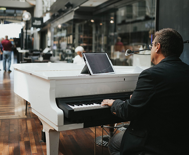 Pianist uppträder på Promenaden ombord på Helsingforskryssning