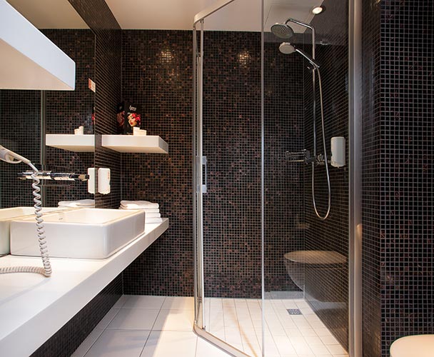 Badrum i Standardrum på Tallink Hotel Riga