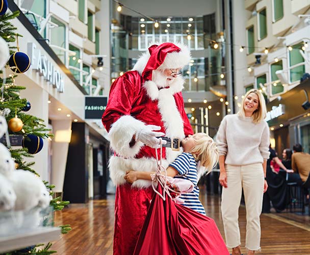 Jultomten kramar om ett barn ombord