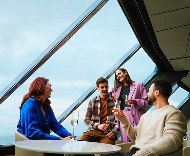 Vänner dricker bubbel